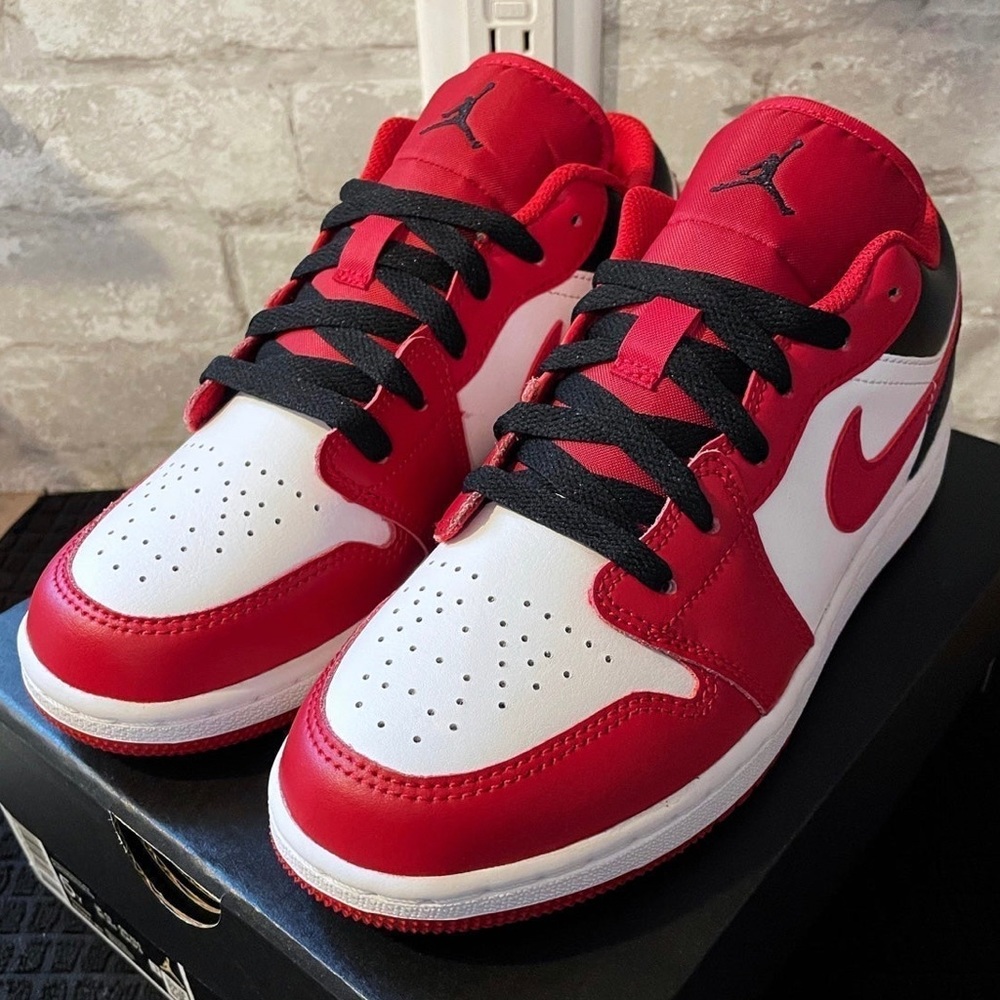 Nike Jordan 1 low GS, (Reverse Black Toe) NEVER WORN! 5Y/6.5W